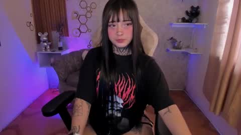 Mia online show from November 15, 2025, 5:09 pm