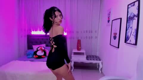 Mia online show from November 27, 2025, 9:39 pm