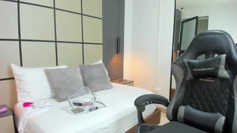 M I A  online show from October 28, 2025, 2:37 am