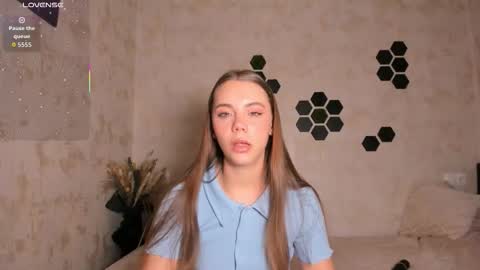 Snapshot of mia_com chatting on October 1, 2025, 2:23 pm Mia next stream Thursday 1400 UTC1 Friday 1400 UTC1 online show from October 1, 2025, 2:23 pm