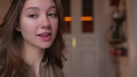 Mia online show from October 5, 2025, 4:27 pm