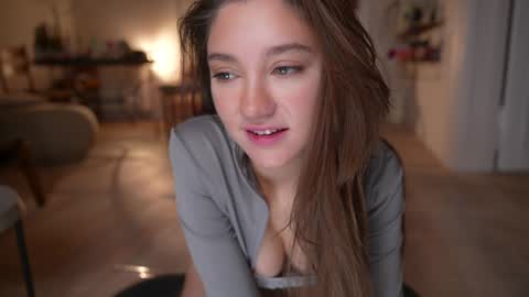 Mia online show from November 28, 2025, 6:32 pm