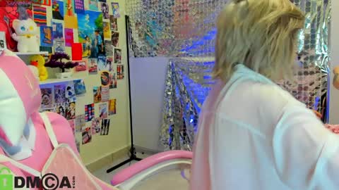 Mia online show from April 5, 2026, 3:04 am