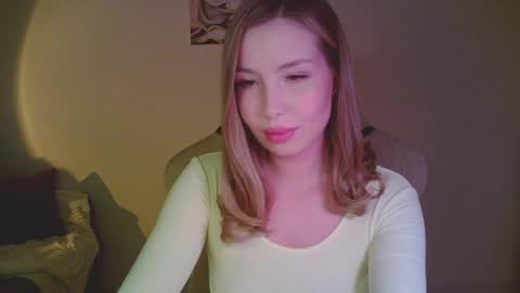 Mia online show from April 28, 2026, 9:42 pm