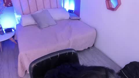 Val  online show from February 5, 2026, 7:40 pm