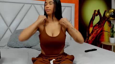 MIA KLEIM online show from December 5, 2025, 1:36 am