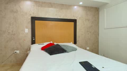 MIALOPEZ      .     Y      .      online show from March 4, 2025, 7:22 pm