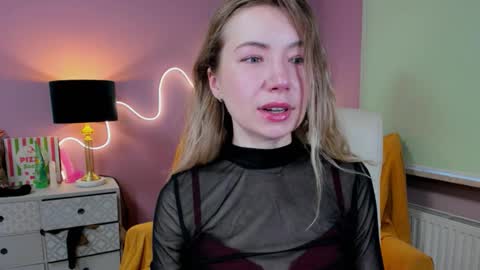 Mia online show from November 12, 2025, 8:04 am