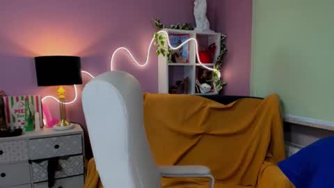 Mia online show from November 13, 2025, 7:40 am