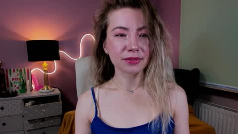 Mia online show from November 21, 2025, 7:40 am