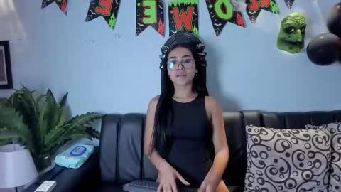 mia_petite72 online show from October 6, 2025, 11:24 pm