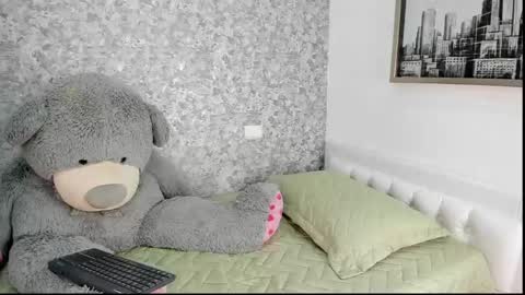 Snapshot of mia_petithe chatting on May 27, 2026, 2:41 am Mia online show from May 27, 2026, 2:41 am