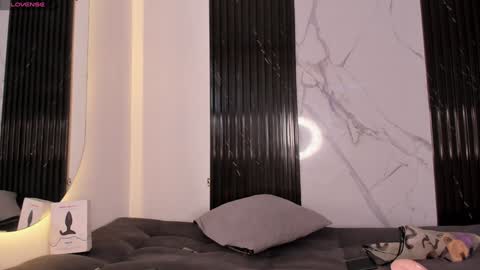 Snapshot of mia_ravenn chatting on December 3, 2024, 9:01 pm Mia online show from December 3, 2024, 9:01 pm