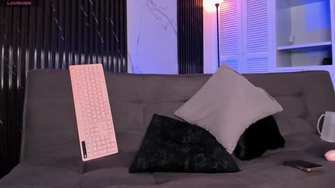 Snapshot of mia_ravenn chatting on December 7, 2024, 3:58 am Mia online show from December 7, 2024, 3:58 am