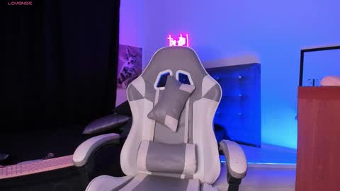 Mia online show from November 15, 2025, 4:54 am