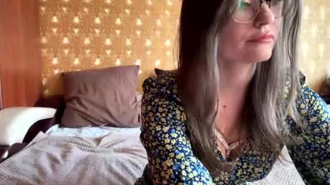 Snapshot of mia_shine_bright chatting on November 9, 2025, 6:12 am Mia online show from November 9, 2025, 6:12 am