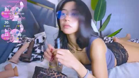 Mia online show from November 19, 2025, 3:56 pm