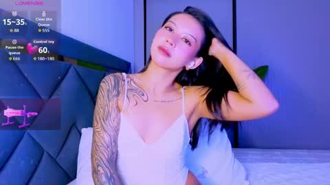 Snapshot of mia_sirenia chatting on May 1, 2026, 4:44 pm Mia online show from May 1, 2026, 4:44 pm