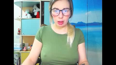 Snapshot of mia_sunnyy chatting on November 21, 2025, 3:22 pm Mia. online show from November 21, 2025, 3:22 pm