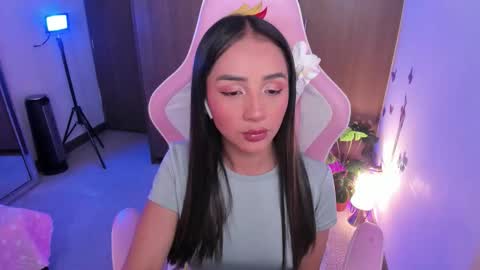 mia  nicolle online show from November 20, 2025, 3:07 am