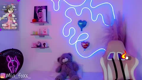 Mia online show from February 19, 2025, 12:25 am