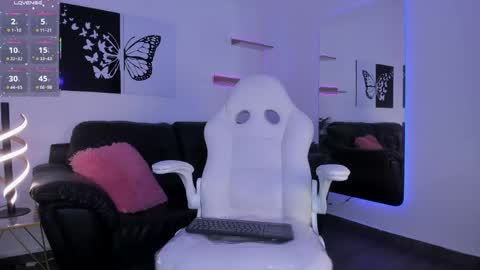 Mia online show from April 14, 2026, 9:43 pm