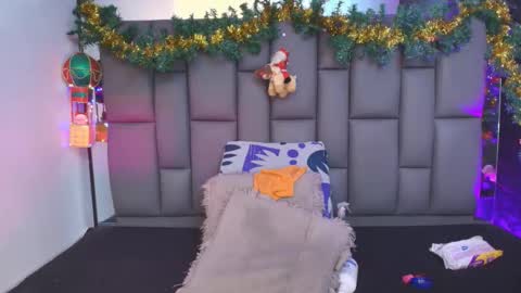 Mia online show from December 1, 2025, 12:10 pm