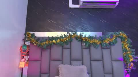 Mia online show from December 4, 2025, 12:03 pm