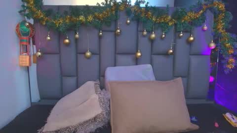 Mia online show from December 19, 2025, 12:12 pm