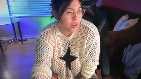 Snapshot of miacanela_xo chatting on December 15, 2024, 5:02 am Mia online show from December 15, 2024, 5:02 am