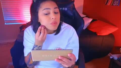 Snapshot of miacanela_xo chatting on January 4, 2025, 12:05 am Mia online show from January 4, 2025, 12:05 am