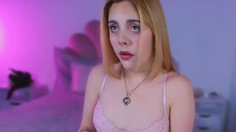 Snapshot of miacolucci_18 chatting on February 19, 2026, 11:06 am Mary online show from February 19, 2026, 11:06 am