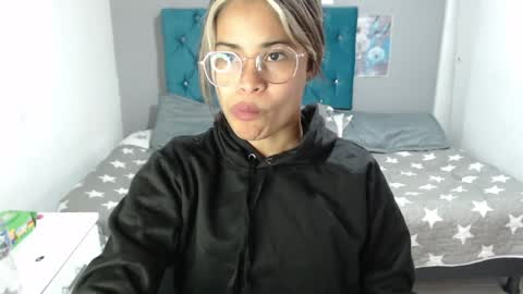 miacumgirl online show from April 16, 2026, 12:17 pm