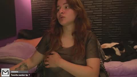 Mia online show from November 30, 2025, 6:28 am