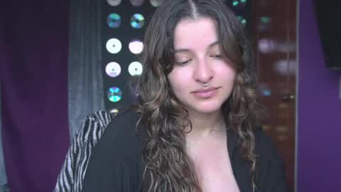Mia online show from April 25, 2026, 5:21 pm