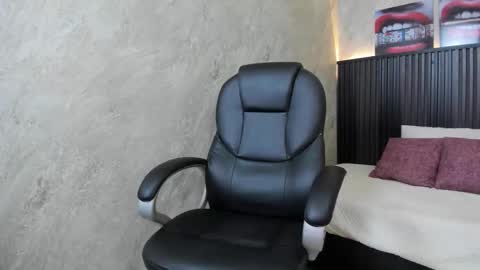 Mia online show from November 21, 2025, 12:59 pm