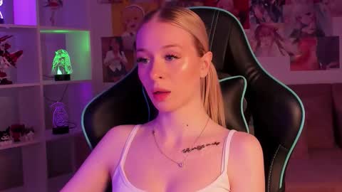 Mia online show from November 27, 2025, 6:04 am