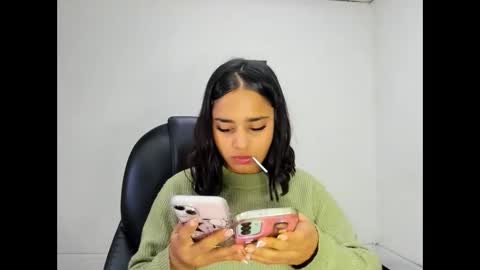 miahsex69 online show from November 19, 2025, 4:23 am