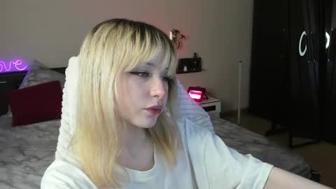 Snapshot of miakimiko chatting on May 9, 2026, 1:55 am miakimiko online show from May 9, 2026, 1:55 am