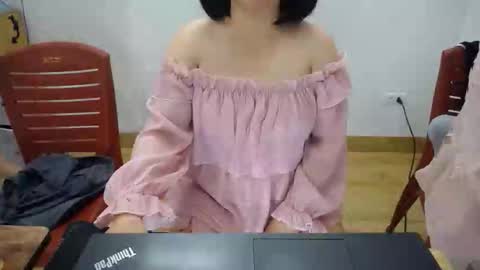 Mia online show from November 28, 2025, 6:05 am