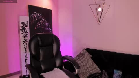 Snapshot of mialaurence_ chatting on October 27, 2025, 7:29 pm Call me Mia online show from October 27, 2025, 7:29 pm