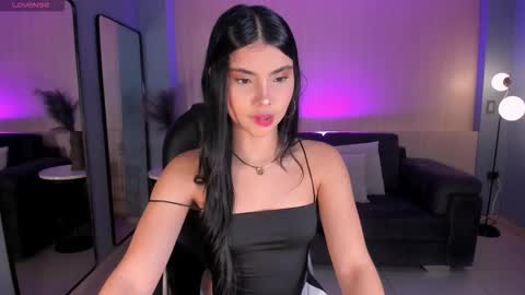 Snapshot of mialaurence_ chatting on November 17, 2025, 7:19 pm Call me Mia online show from November 17, 2025, 7:19 pm