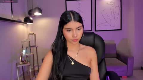 Snapshot of mialaurence_ chatting on December 5, 2025, 7:32 pm Call me Mia online show from December 5, 2025, 7:32 pm