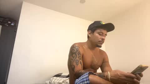 miamiclos1 online show from October 5, 2025, 4:44 am