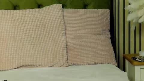 MiaNoir online show from December 4, 2025, 5:50 am