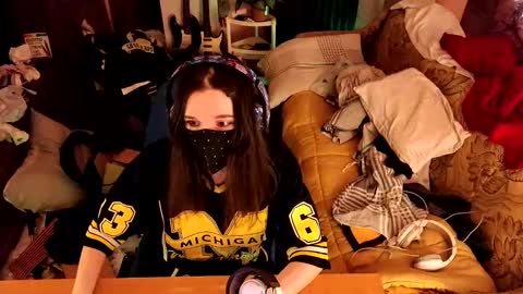 Snapshot of miaowhowl chatting on February 16, 2025, 5:37 pm Kristien online show from February 16, 2025, 5:37 pm