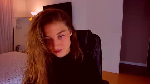 Mia online show from November 3, 2025, 7:59 pm