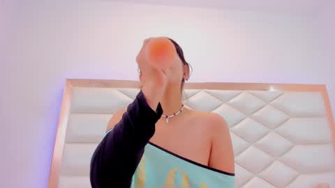 Snapshot of miaqueen021 chatting on January 11, 2025, 6:33 pm Sweetie Mia online show from January 11, 2025, 6:33 pm