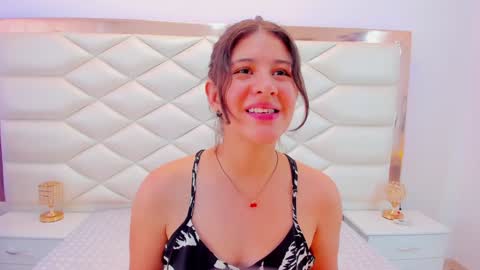 Snapshot of miaqueen021 chatting on January 24, 2025, 6:25 pm Sweetie Mia online show from January 24, 2025, 6:25 pm