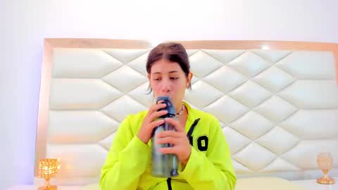 Snapshot of miaqueen021 chatting on February 21, 2025, 6:37 pm Sweetie Mia online show from February 21, 2025, 6:37 pm